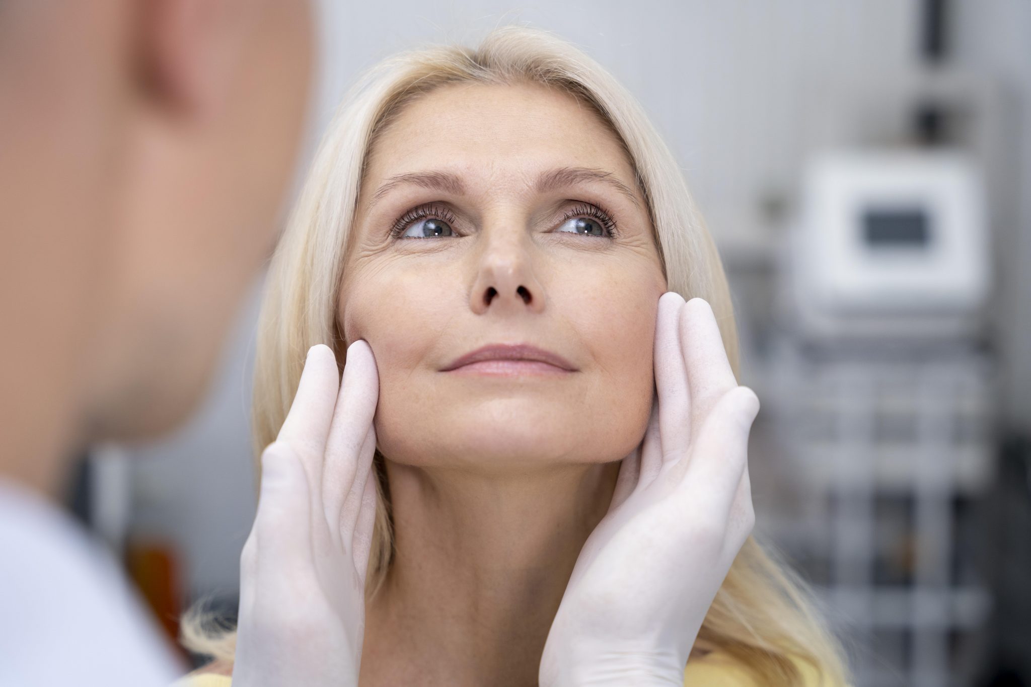 Schönheitsbehandlungen in Stuttgart für sichtbare Ergebnisse ohne Operation In unserer Schönheitsklinik in Stuttgart bieten wir eine Vielzahl an minimal-invasiven Behandlungen an, darunter Faltenbehandlung ohne OP, Hyaluronunterspritzung, Microneedling und Fadenlifting. Neben Lippenaufspritzen und Botox-Alternativen bieten wir Anti-Aging-Behandlungen zur Hautverjüngung und Gesichtsstraffung ohne OP an. Auch die Fett-Weg-Spritze, Injektionslipolyse, Mesotherapie, Elektrolyse-Haarentfernung und chemische Peelings gehören zu unserem Angebot. Entdecken Sie die Kraft der modernen ästhetischen Medizin und lassen Sie sich individuell beraten. Ihre Schönheit, unser Anliegen. Kostenlose Beratung Preisermäßigung Behandlungspaket Vielzahl an minimal-invasiven Behandlungen- Moderne ästhetische Medizin- Ihre Schönheitsexperte- Ausführliche Beratung und Gesichtsanalyse Mehr Kollagen & Elastin: glatte, straffere Haut, verbesserte Textur, Falten, Akne & Poren- Gold RF Microneedling für Straffung- Lipolyse